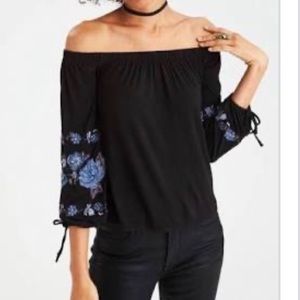 American Eagle off the shoulder shirt!!